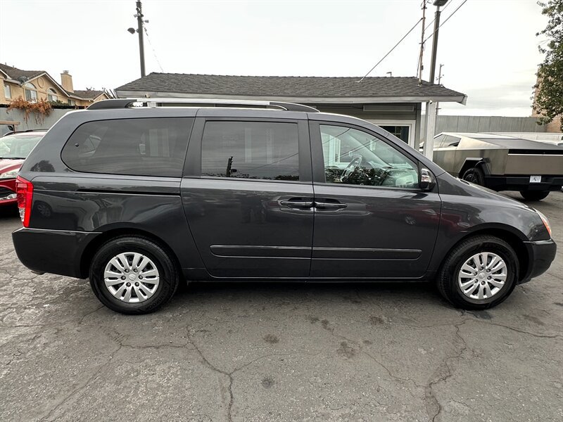 Used 2012 Kia Sedona LX FWD image 4