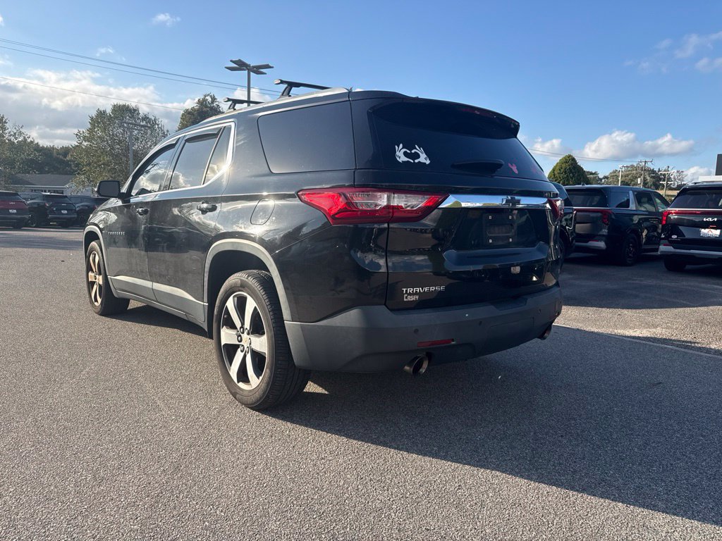 Used 2018 Chevrolet Traverse LT w/ LPO, Black Accent Package FWD image 3