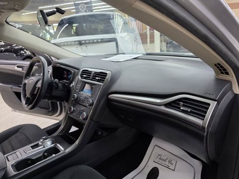Used 2018 Ford Fusion SE FWD image 19