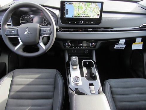 New 2025 Mitsubishi Outlander SE image 10
