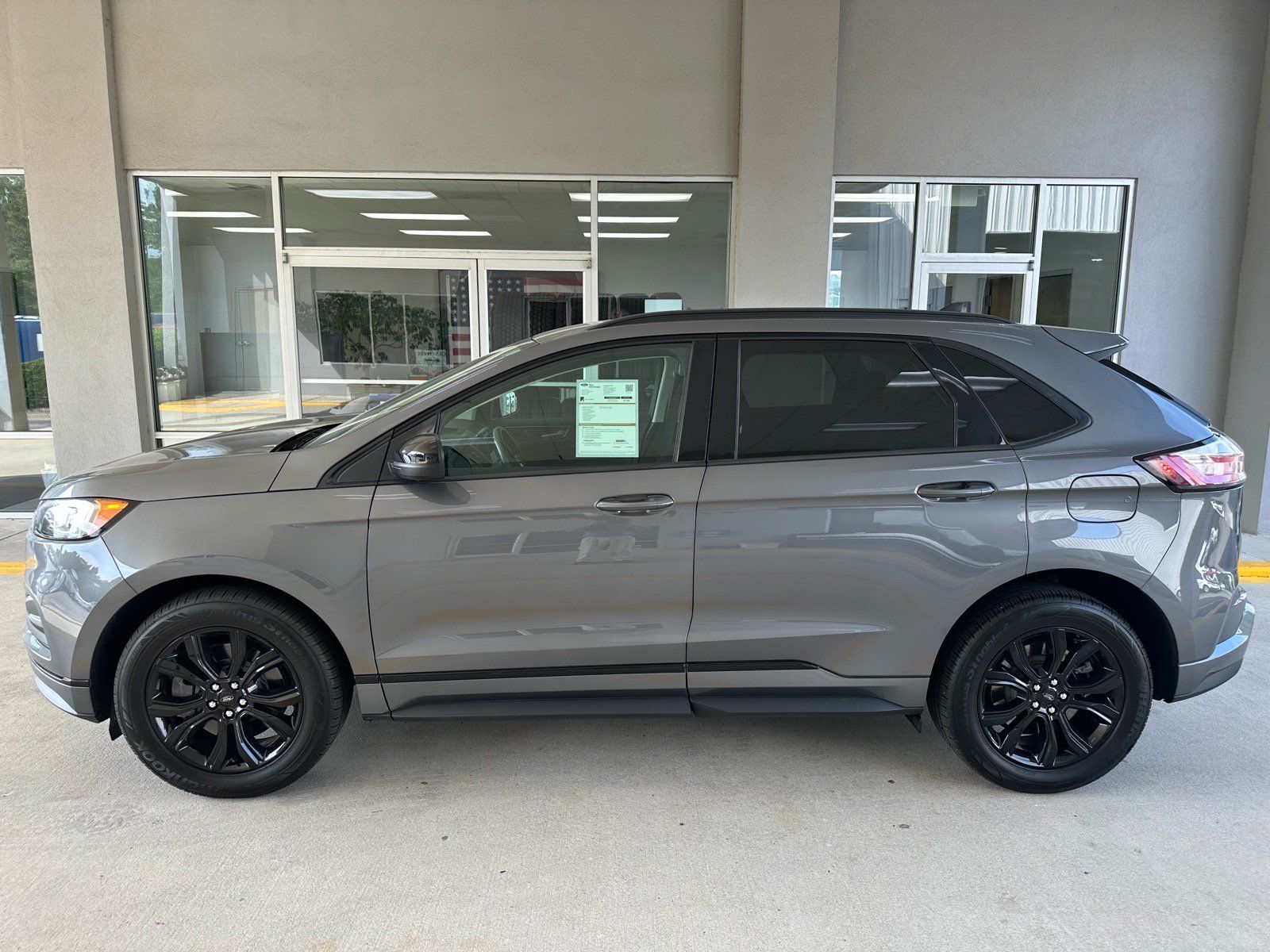 Certified 2024 Ford Edge SE w/ Black Appearance Package AWD/4WD image 3