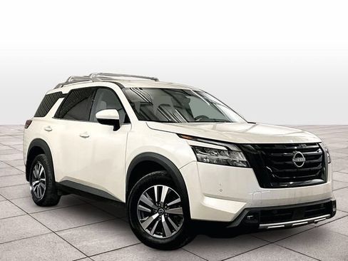Used 2023 Nissan Pathfinder SL w/ Black Appearance Package AWD/4WD image 2