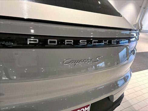 Used 2022 Porsche Cayenne S image 38
