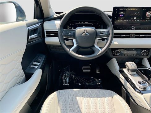 New 2025 Mitsubishi Outlander SEL image 24