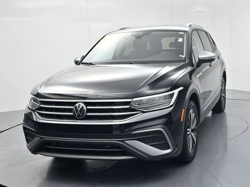 Used 2024 Volkswagen Tiguan SE FWD image 3
