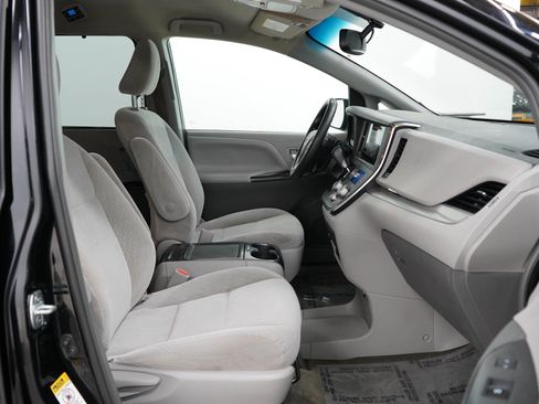 Used 2017 Toyota Sienna LE FWD image 11