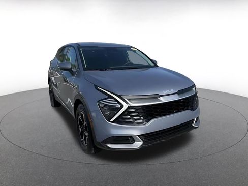 Used 2025 Kia Sportage LX image 3