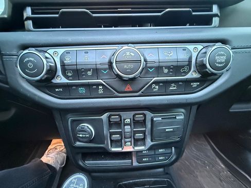 Used 2024 Jeep Wrangler High Altitude AWD/4WD image 29