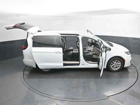 Used 2023 Chrysler Pacifica Touring-L FWD image 51