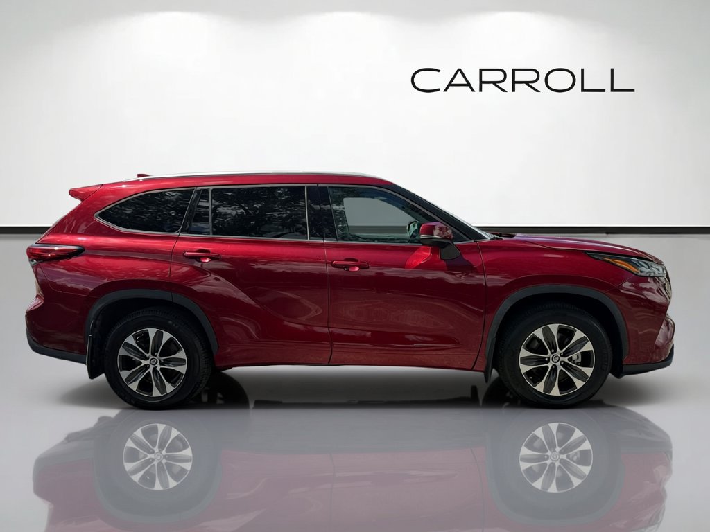 Used 2022 Toyota Highlander XLE FWD image 2
