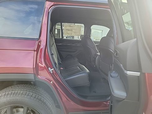 New 2025 Jeep Grand Cherokee Limited image 9