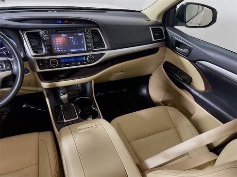 Used 2014 Toyota Highlander XLE image 22