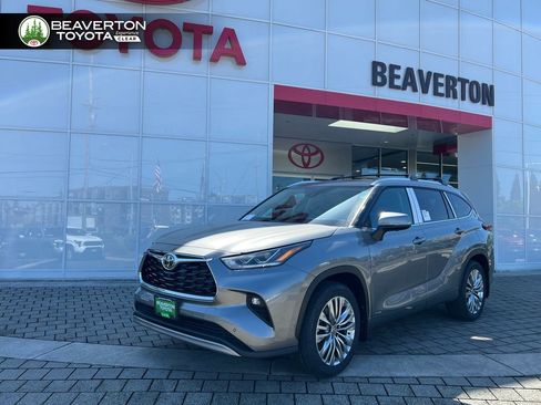 New 2026 Toyota Highlander Platinum AWD/4WD image 1