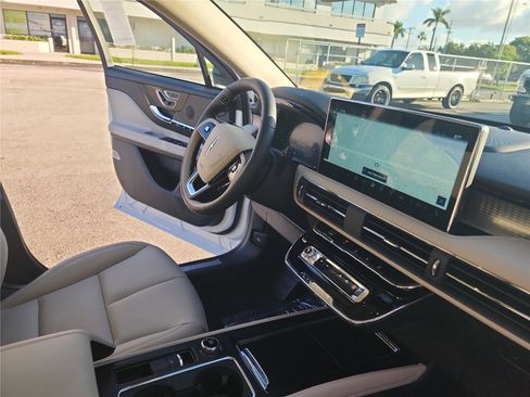 New 2026 Lincoln Corsair Premiere image 27