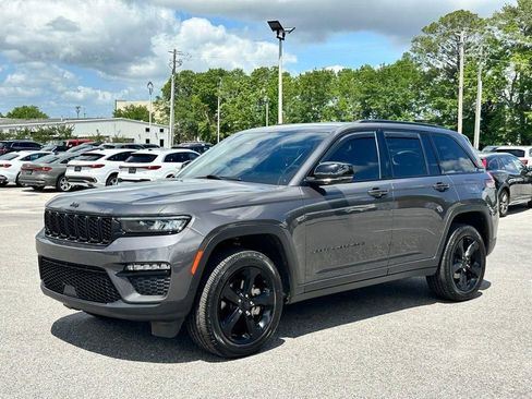Used 2023 Jeep Grand Cherokee Limited w/ Black Appearance Package image 4