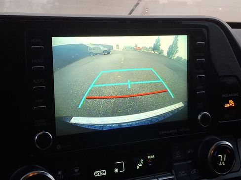 Used 2022 Toyota Highlander LE image 18