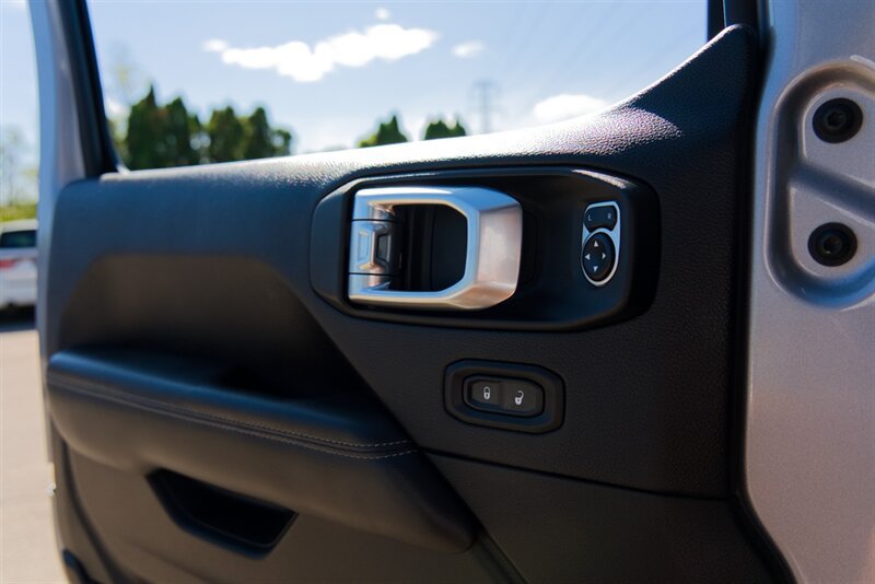 Used 2019 Jeep Wrangler Unlimited Sahara AWD/4WD image 15