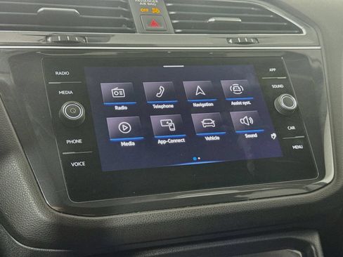 Used 2022 Volkswagen Tiguan SE w/ Panoramic Sunroof Package AWD/4WD image 16