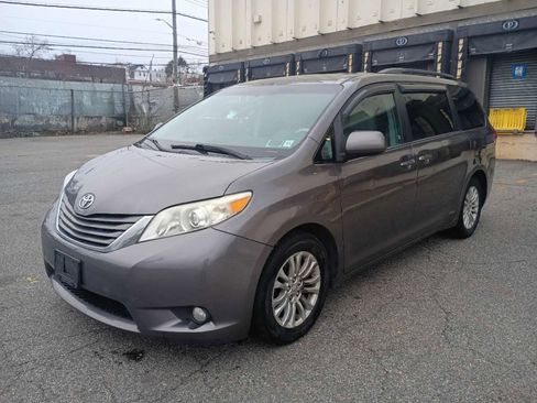 Used 2013 Toyota Sienna XLE image 2
