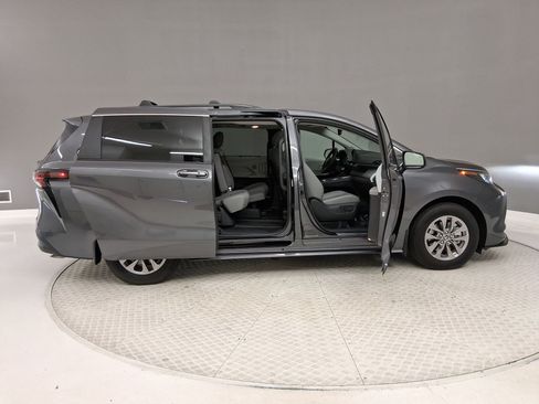 Used 2025 Toyota Sienna XLE w/ XLE Plus Package FWD image 65