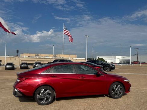 Used 2025 Hyundai Elantra SEL FWD image 23