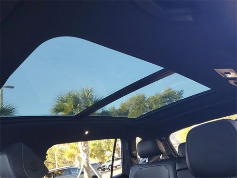 Certified 2022 Volkswagen Tiguan SE R-Line image 31