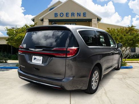 Used 2023 Chrysler Pacifica Touring-L FWD image 5