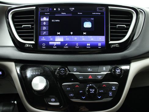 Used 2022 Chrysler Pacifica Touring-L FWD image 23
