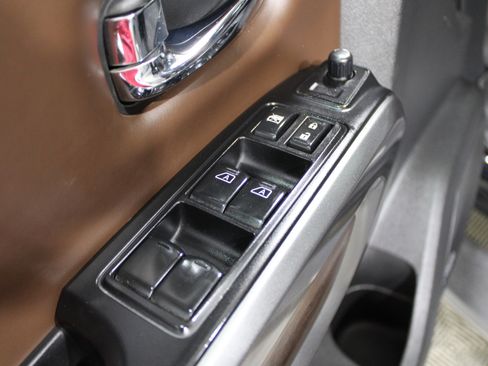 Used 2017 Nissan Titan Platinum Reserve image 5