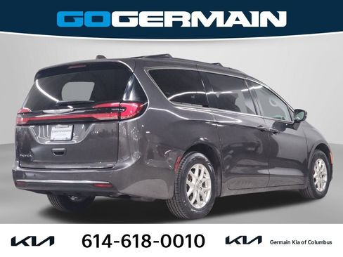 Used 2022 Chrysler Pacifica Touring-L image 8