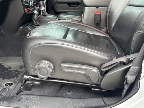 Used 2018 Jeep Wrangler Unlimited Rubicon image 13