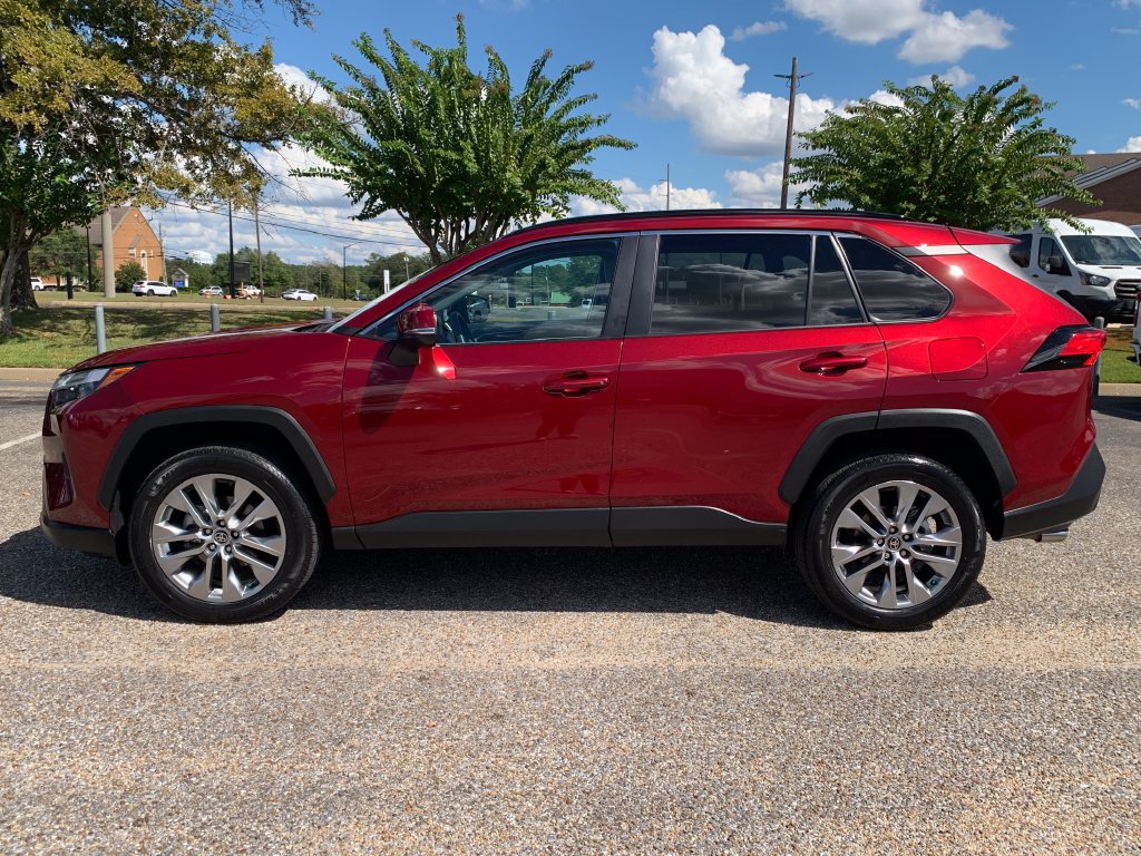 Used 2022 Toyota RAV4 XLE Premium FWD image 5