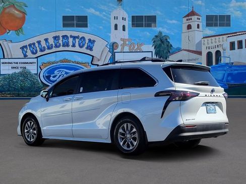 Used 2025 Toyota Sienna XLE w/ XLE Plus Package AWD/4WD image 3