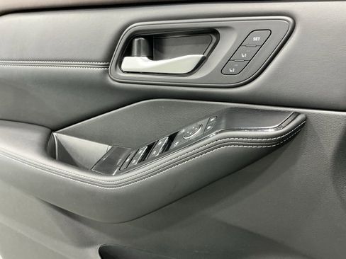 Used 2023 Nissan Rogue SL w/ SL Premium Package image 16