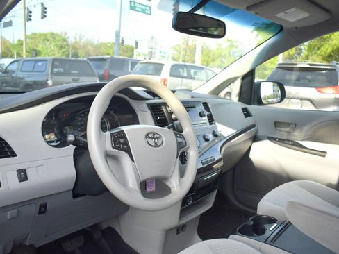 Used 2012 Toyota Sienna LE image 9