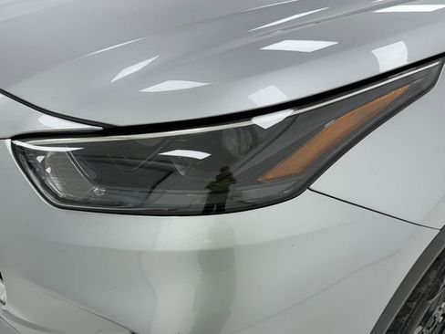 Used 2022 Toyota Highlander LE FWD image 6