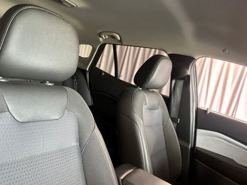 Used 2025 Chevrolet Trax LT FWD image 19