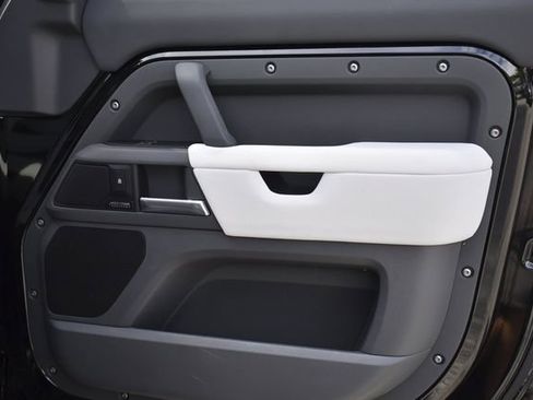 Used 2025 Land Rover Defender 110 X-Dynamic SE image 31