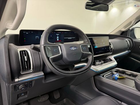 Used 2025 Ford Expedition Platinum image 15