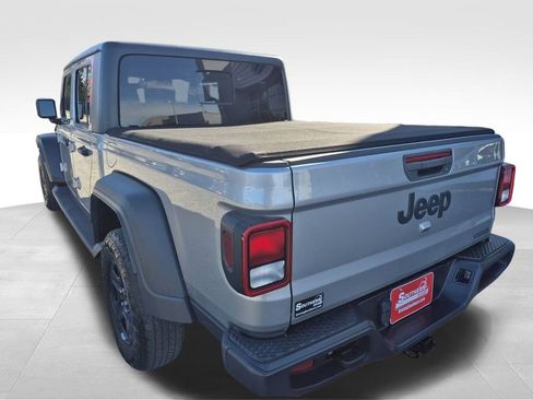 Used 2021 Jeep Gladiator Sport image 3