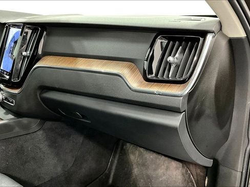 Used 2022 Volvo XC60 B5 Momentum w/ Advanced Package image 19