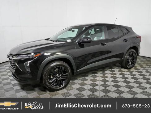 Certified 2025 Chevrolet Trax RS w/ Sunroof Package FWD image 2