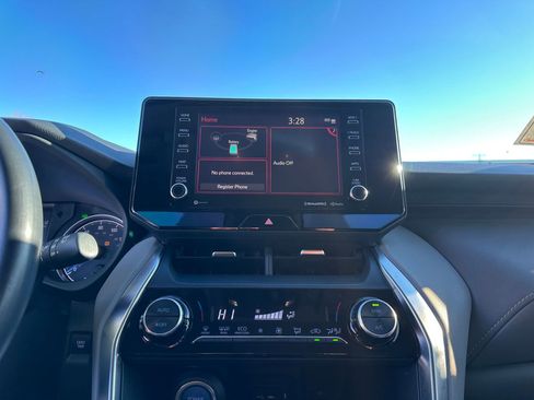 Used 2021 Toyota Venza LE image 26