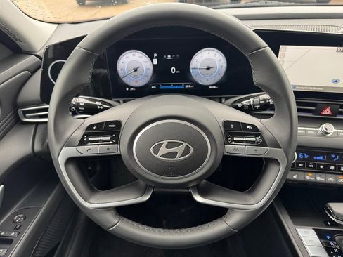 Used 2025 Hyundai Elantra Limited FWD image 12