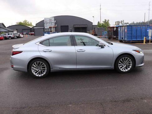 Used 2022 Lexus ES 300h w/ Luxury Package FWD image 4