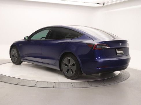 Used 2022 Tesla Model 3 Standard Range image 2