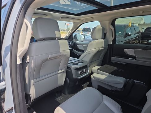 Used 2025 Ford Expedition Active AWD/4WD image 17