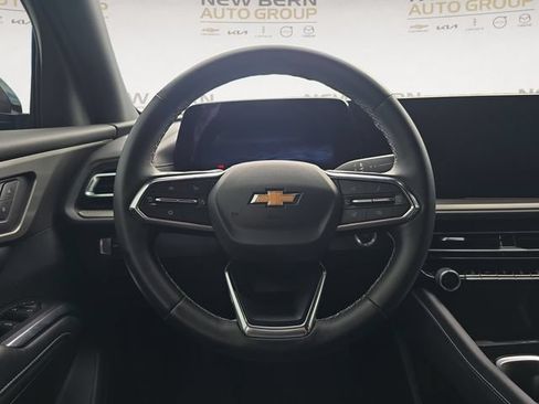 Used 2025 Chevrolet Traverse LT FWD image 12