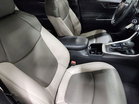 Used 2022 Toyota RAV4 LE image 32