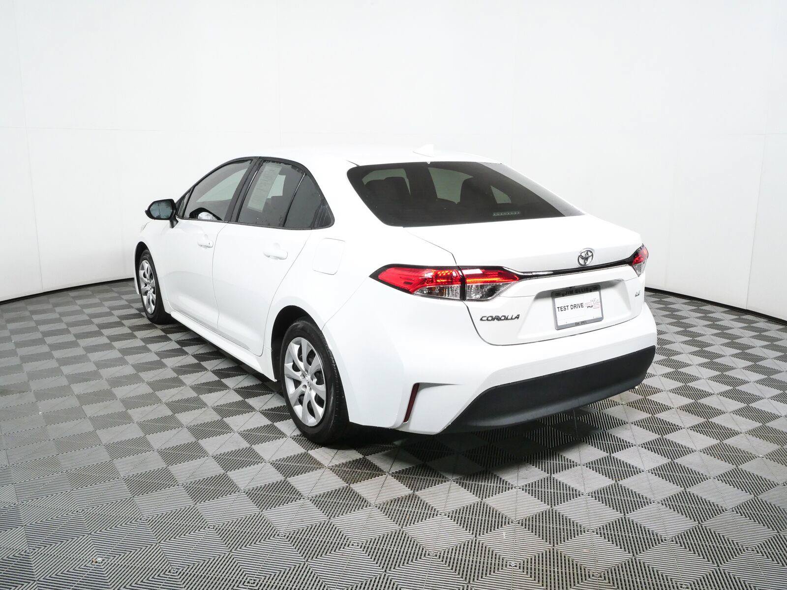 Used 2025 Toyota Corolla LE FWD image 27